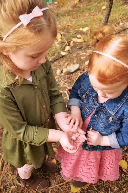 girls found a Robins egg at Dana Campbell Winery in Ashland, Oregon by Immortalized Image Photography